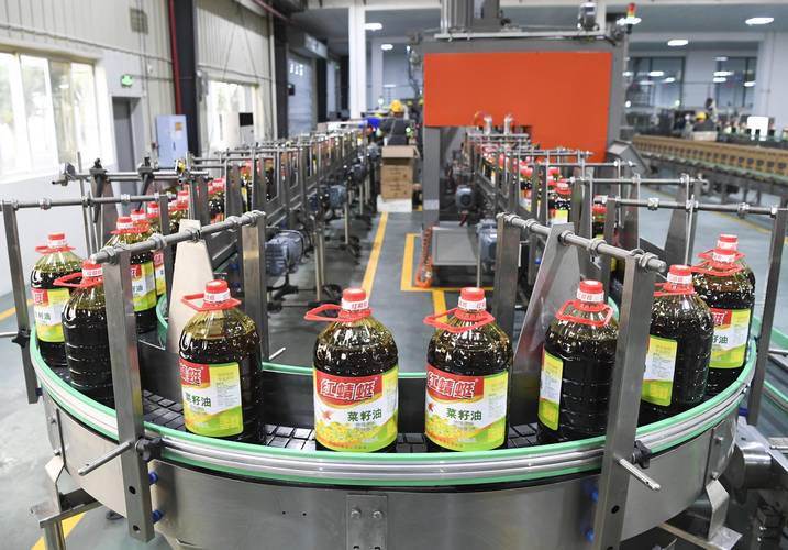 植物油脂质检部工作人员在实验室内检测